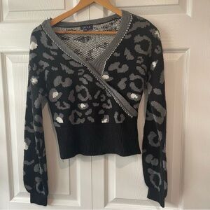 UK2LA Women's V-Neck Black and Gray Sweater Medium